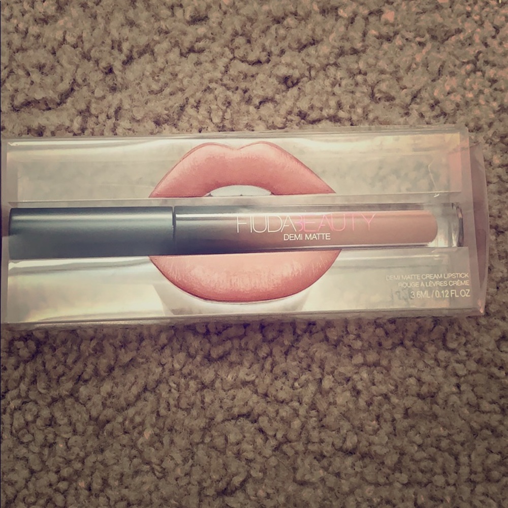 HUDA BEAUTY LIPSTICK